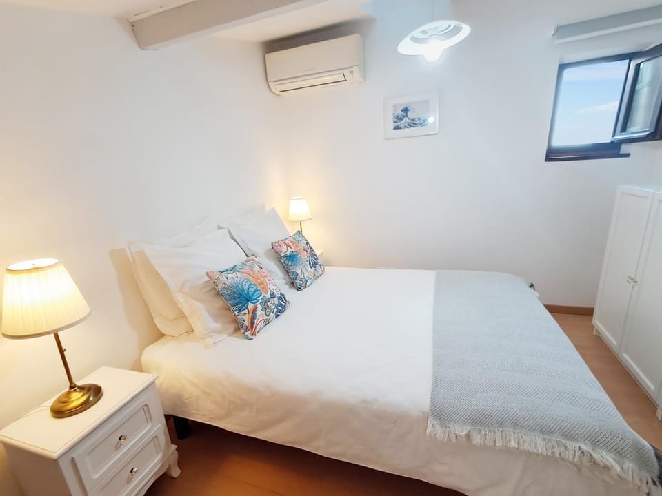 Bed, Photo of the whole room, Bedroom, air conditioner