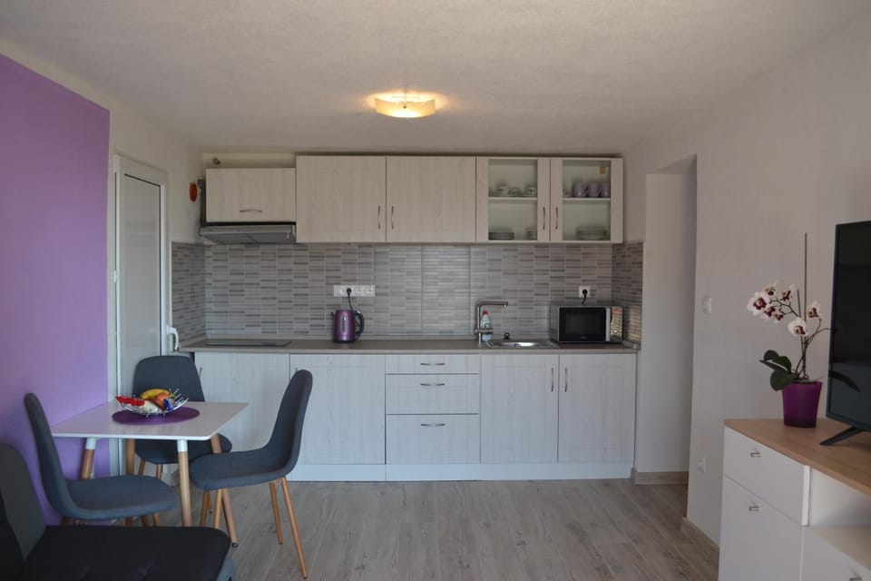 Coffee/tea facilities, Kitchen or kitchenette, Dining area