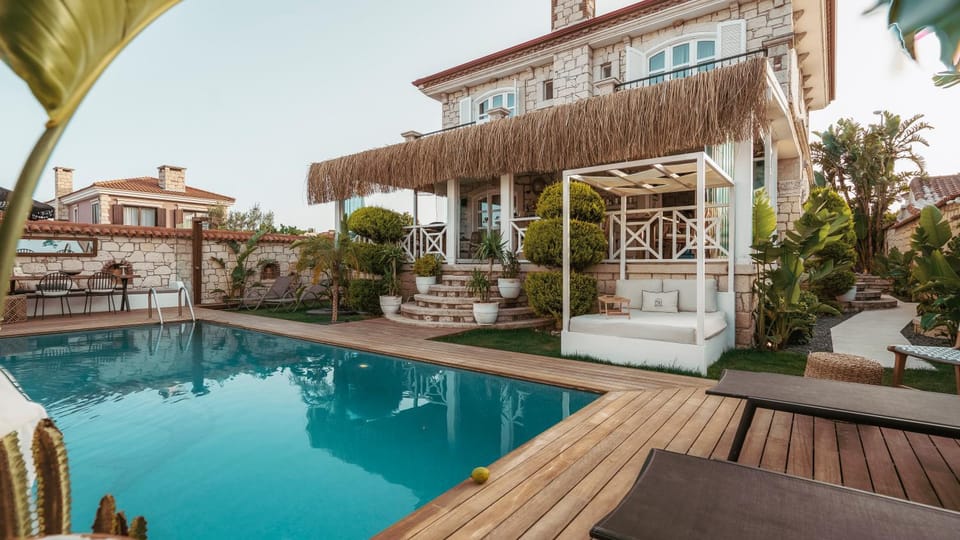 Property building, Patio, Day, Garden, Garden view, Pool view, Swimming pool, sunbed