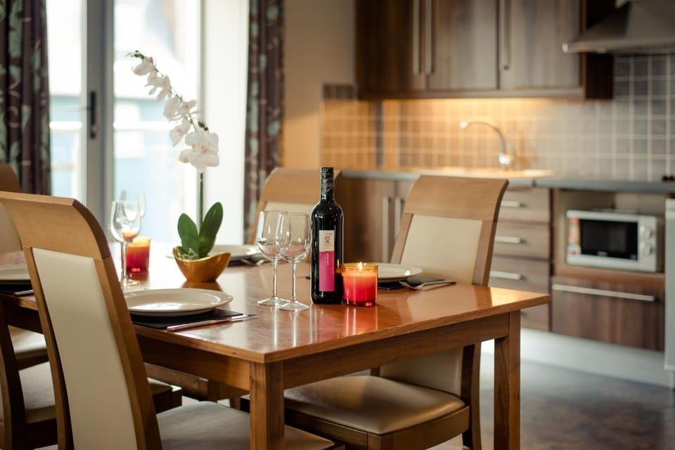 Kitchen or kitchenette, Dining area