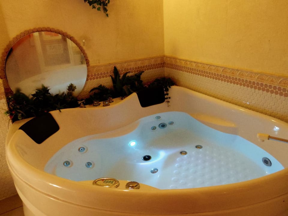Hot Tub, Spa and wellness centre/facilities