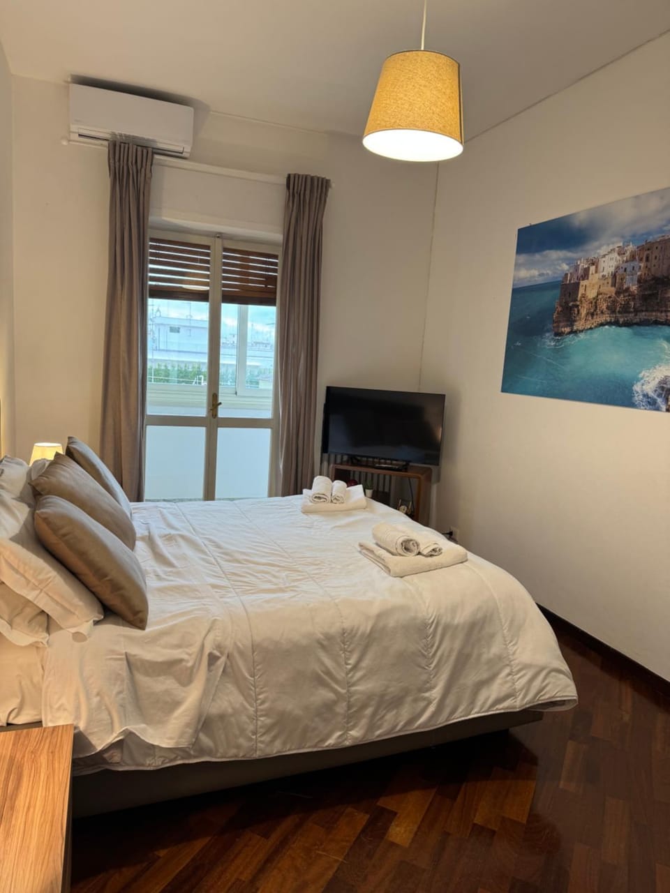 Bed, TV and multimedia, Photo of the whole room, Bedroom, towels, air conditioner