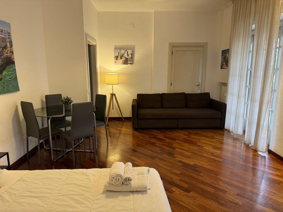 Bed, Photo of the whole room, Seating area, Bedroom, towels