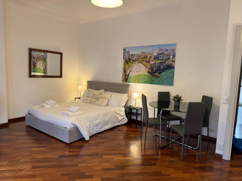 Bed, Living room, Photo of the whole room, Seating area, Bedroom