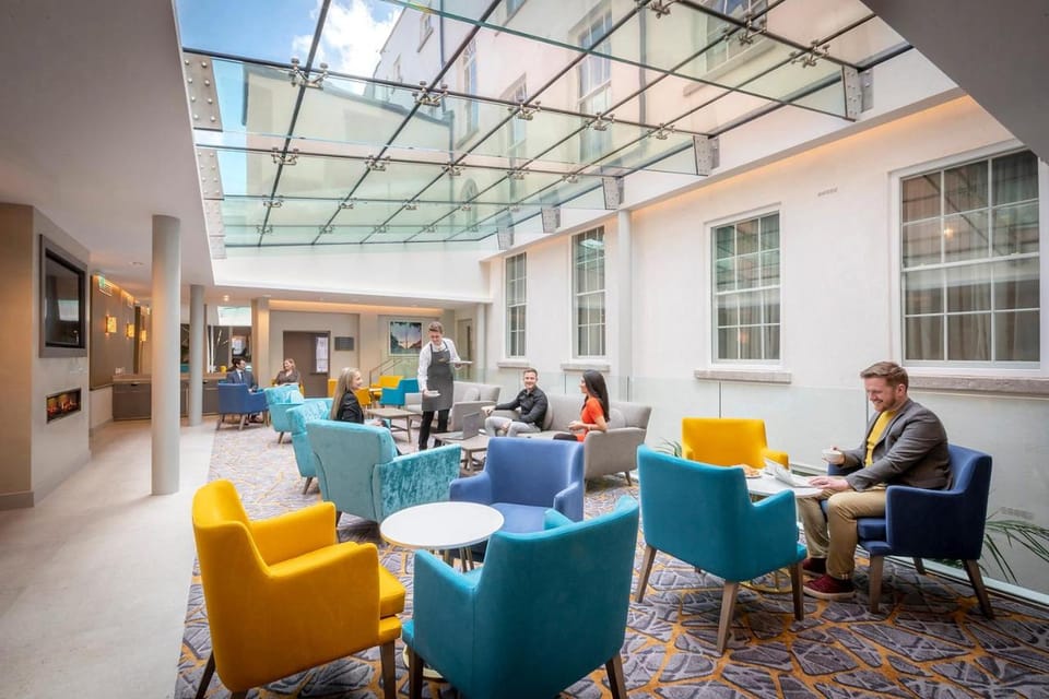 Restaurant/places to eat, Seating area