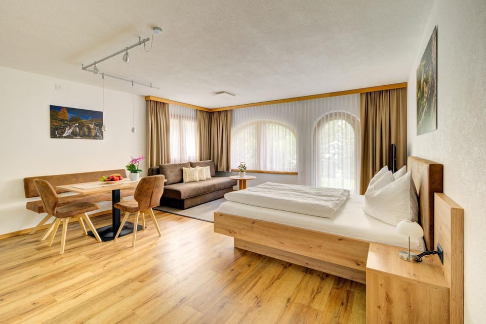 Living room, Photo of the whole room, Bedroom