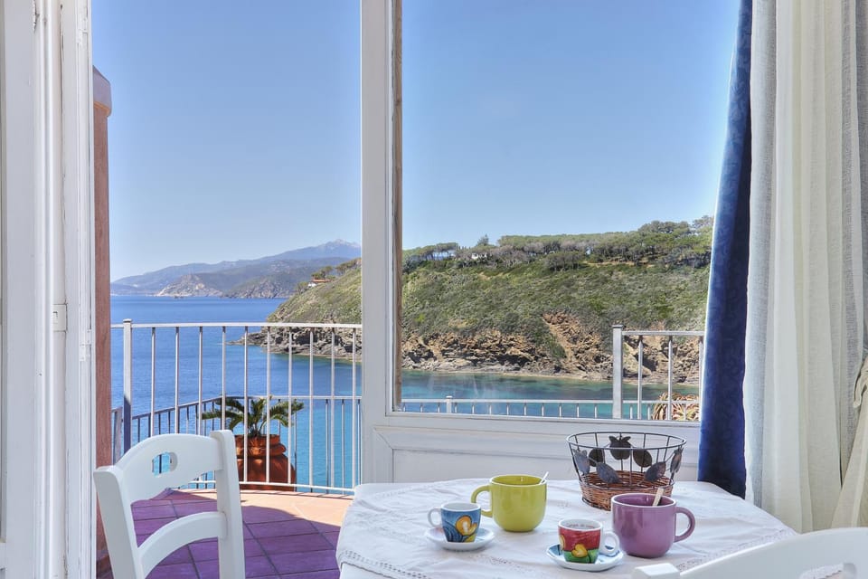 Natural landscape, Coffee/tea facilities, View (from property/room), Balcony/Terrace, Dining area, Sea view