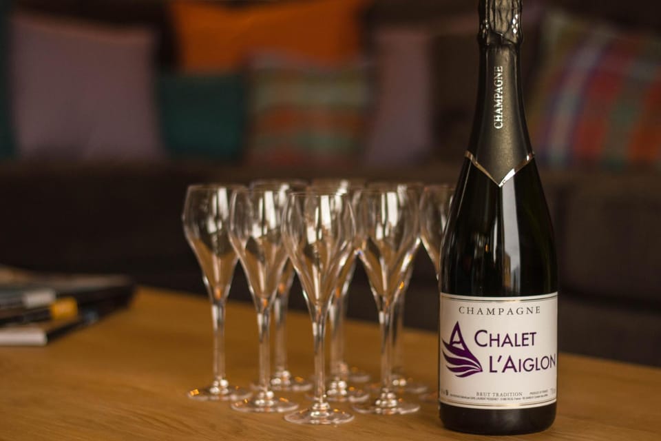 Living room, Seating area, Alcoholic drinks