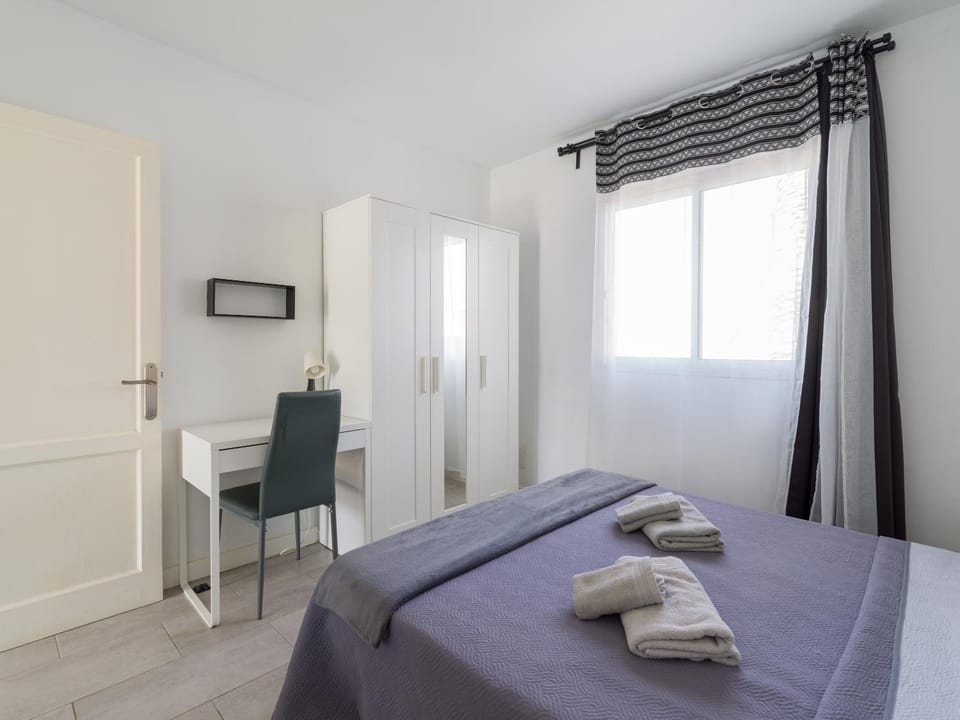 Bed, Photo of the whole room, Bedroom, safe, towels, wardrobe