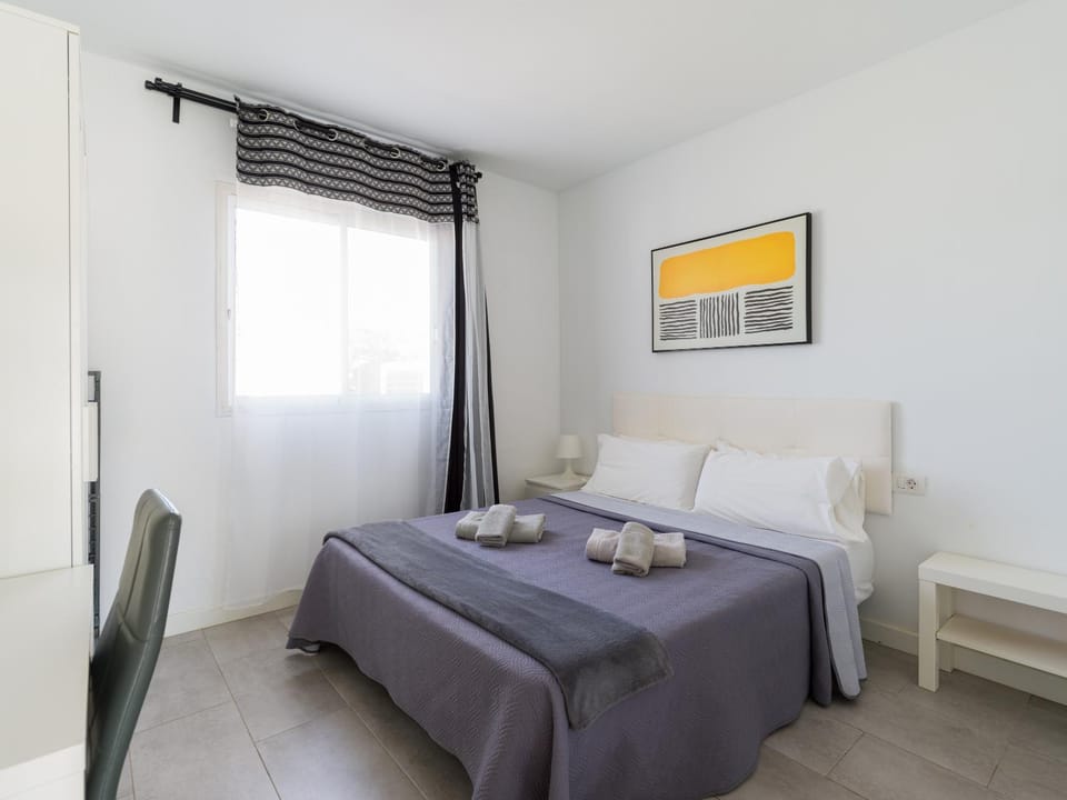 Bed, Photo of the whole room, Bedroom, Inner courtyard view, furniture, locker, safe, towels