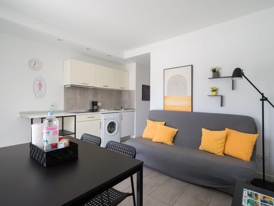 Coffee/tea facilities, Kitchen or kitchenette, Living room, minibar, toaster, washing machine