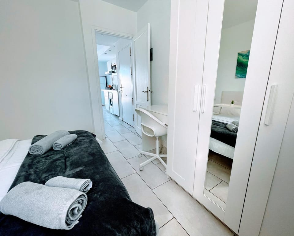 Bedroom, safe, towels