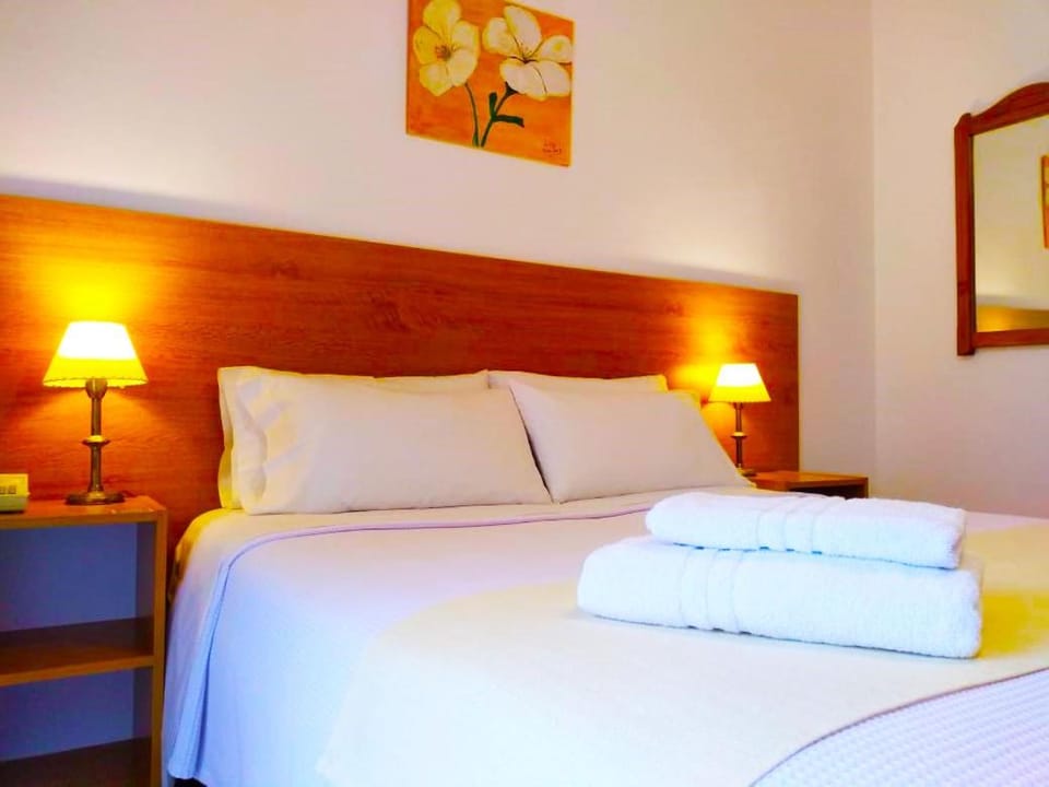 Bed, Bathroom, TV and multimedia, Balcony/Terrace, Photo of the whole room, Bedroom, heating, safe, towels