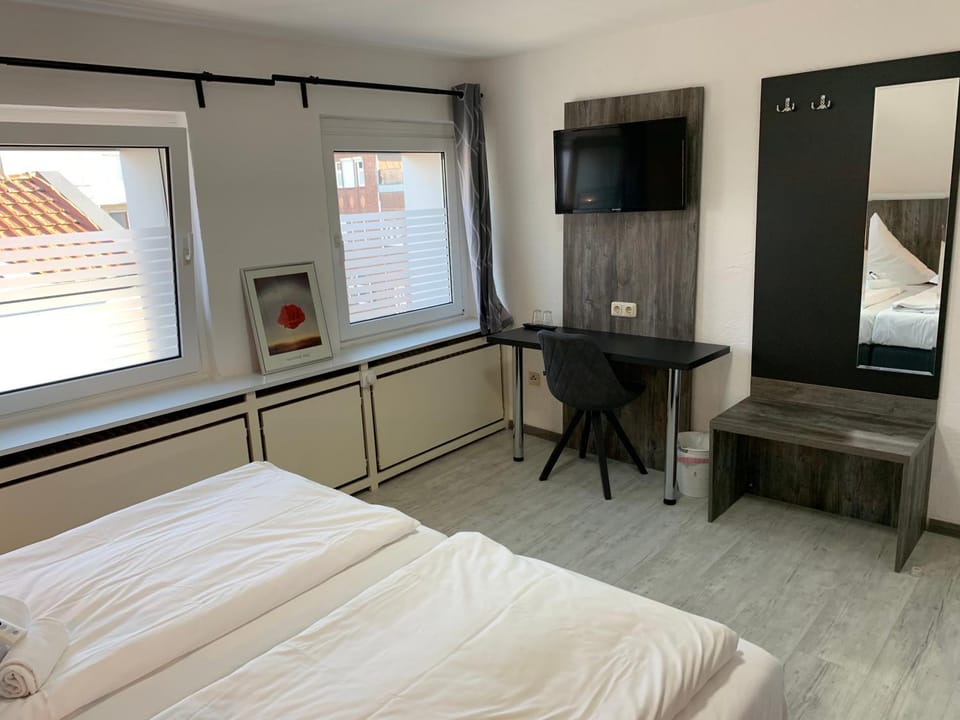 Bed, TV and multimedia, Photo of the whole room, Bedroom