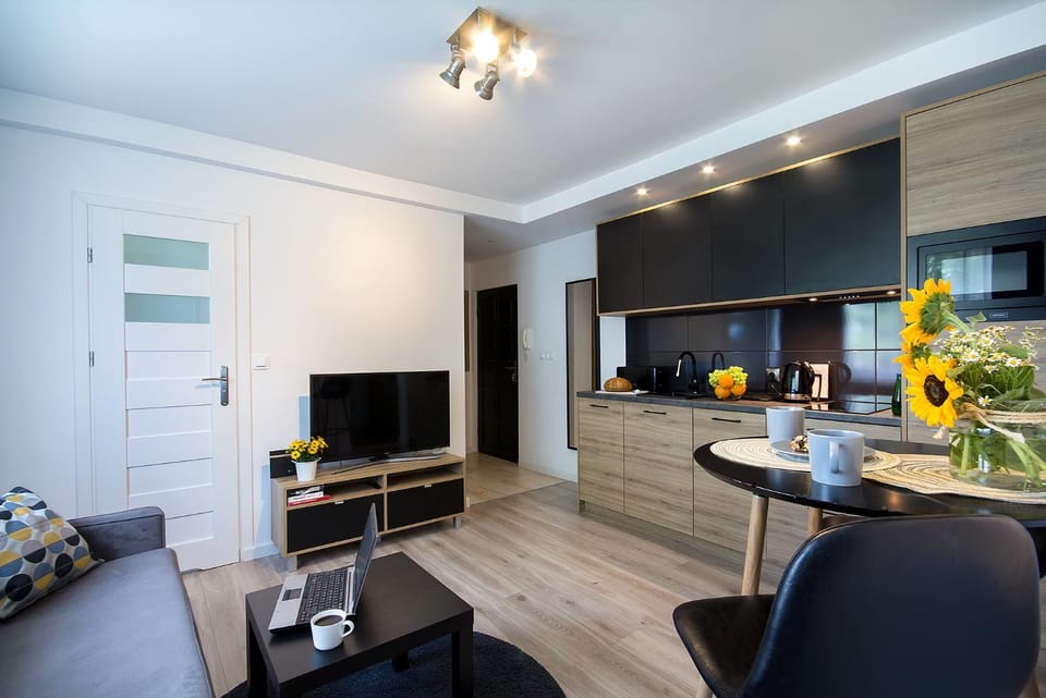 TV and multimedia, Coffee/tea facilities, Kitchen or kitchenette, Living room, Seating area, Dining area