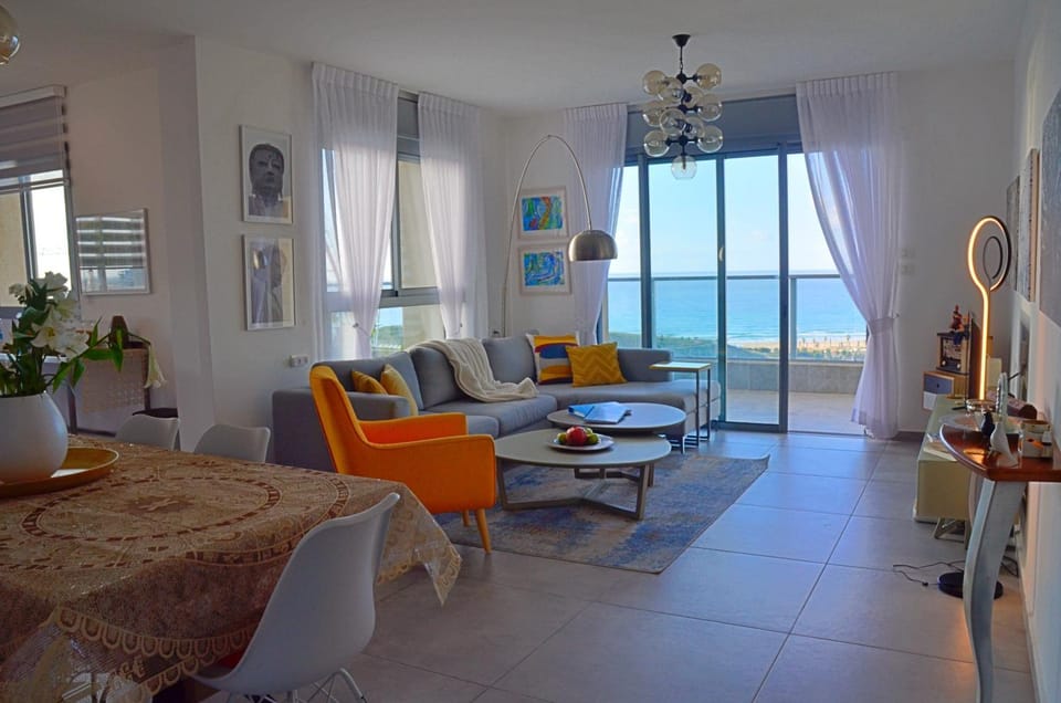 Amazing sea View, steps to beach, near Tel-aviv Apartment in Center District