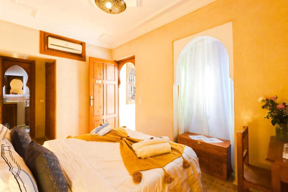 Property building, Bed, Photo of the whole room, Bedroom, towels, air conditioner