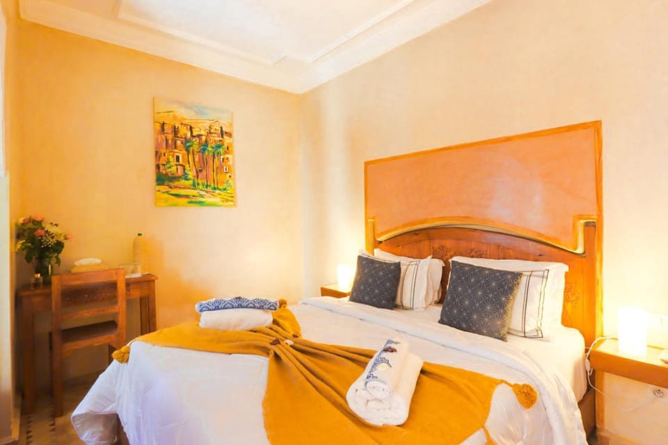 Property building, Bed, Photo of the whole room, Bedroom, towels
