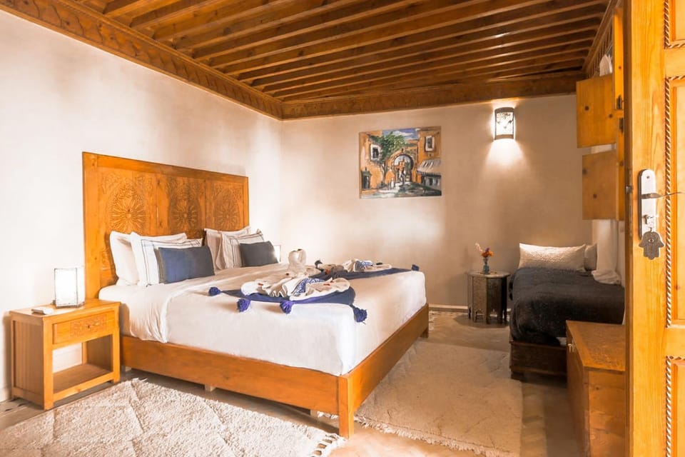 Bed, Photo of the whole room, Decorative detail, Decorative detail, Bedroom, towels