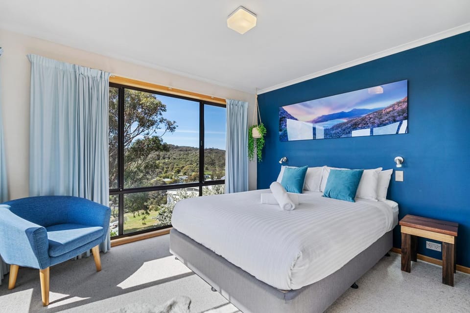 Bed, Seating area, Bedroom