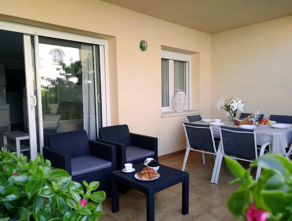 Patio, Coffee/tea facilities, Balcony/Terrace, Living room, Food and drinks, Dining area, Food