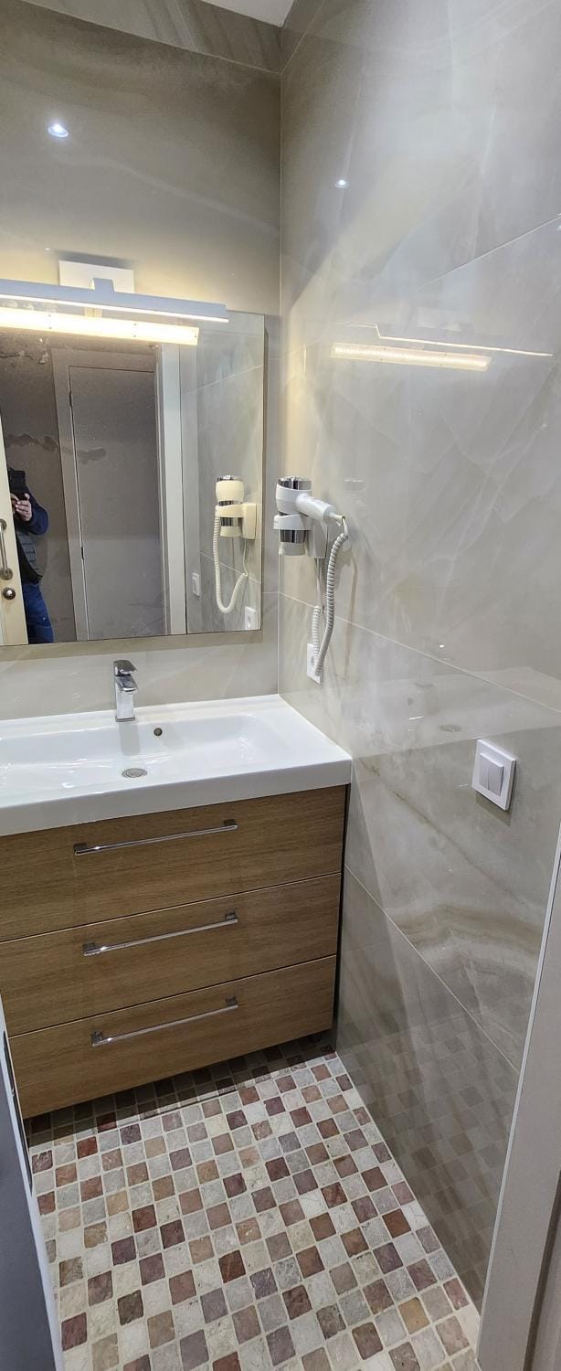 Shower, Bathroom, Facility for disabled guests