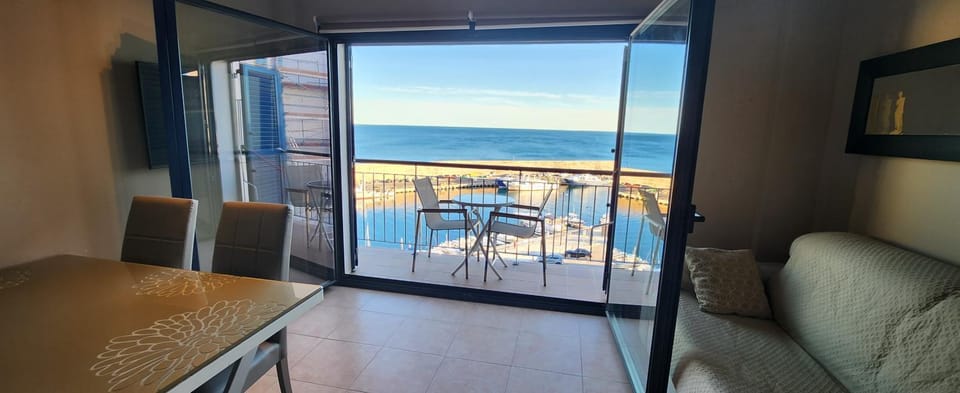 View (from property/room), Balcony/Terrace, Living room, Sea view