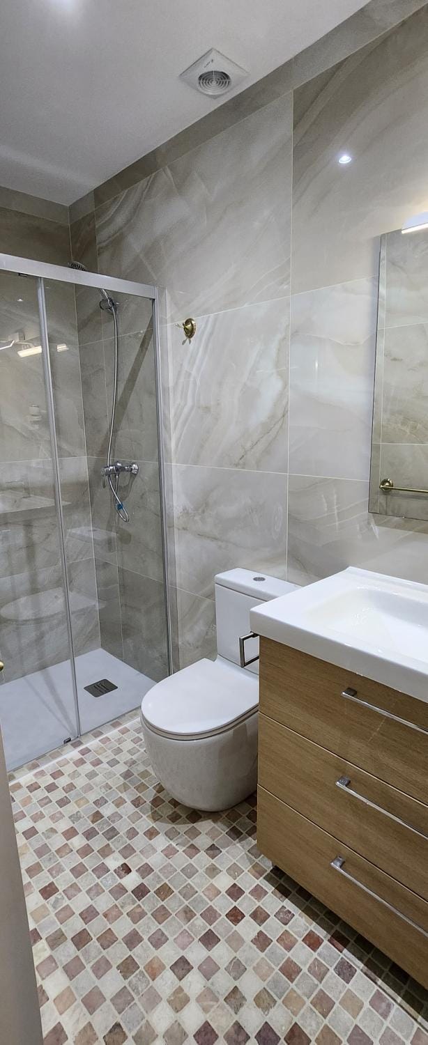 Shower, Bathroom, Facility for disabled guests