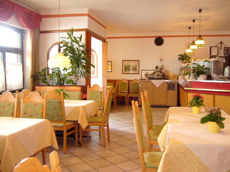 Restaurant/places to eat, Restaurant/places to eat