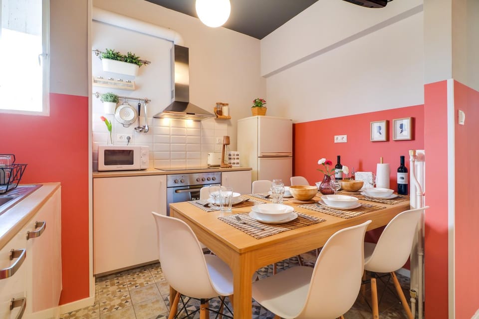 Kitchen or kitchenette, Dining area