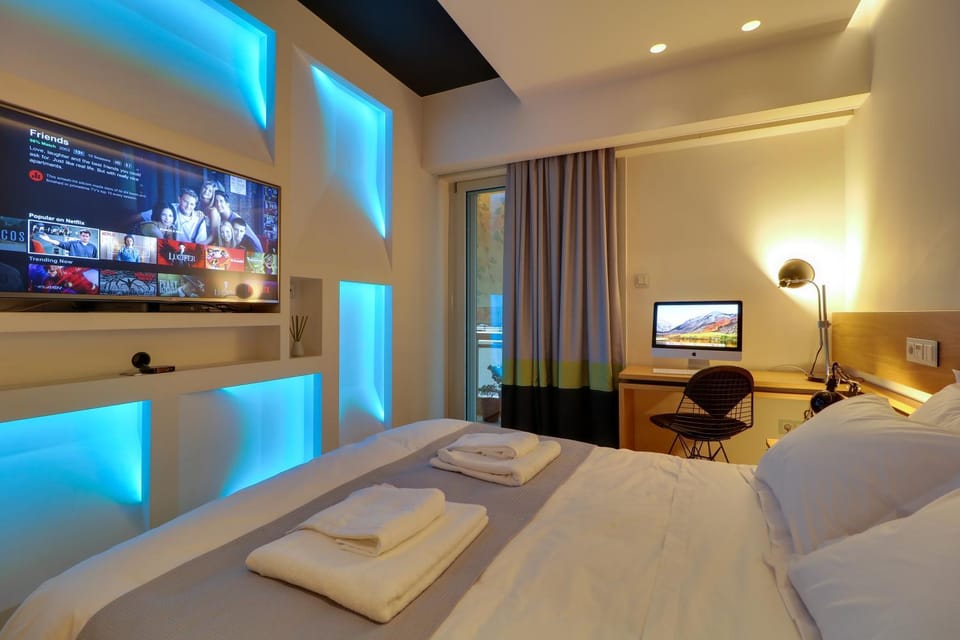 Bed, TV and multimedia, Photo of the whole room, Bedroom