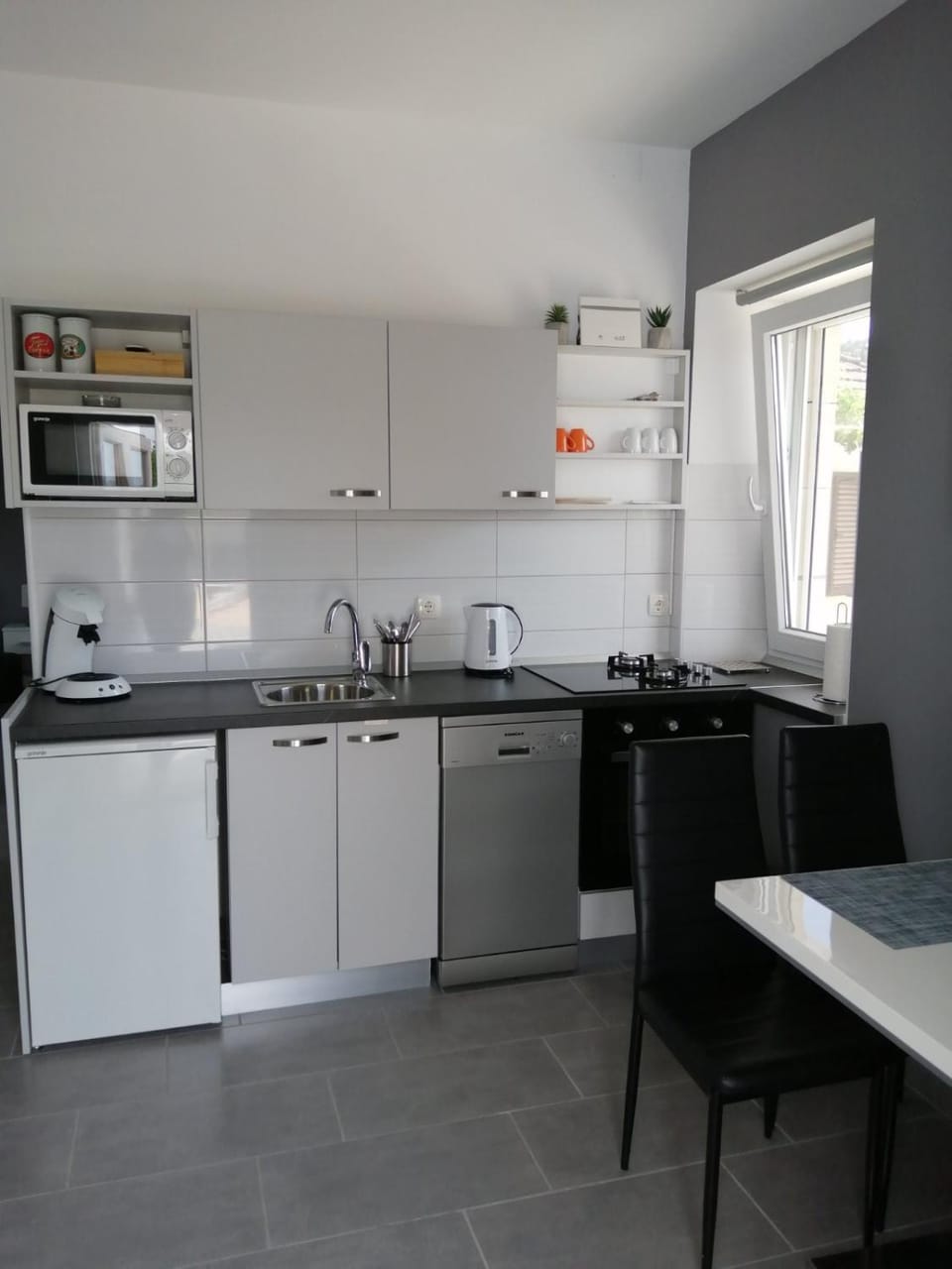 Property building, Coffee/tea facilities, Kitchen or kitchenette, Dining area, dishwasher, minibar, pet friendly, stove, toaster