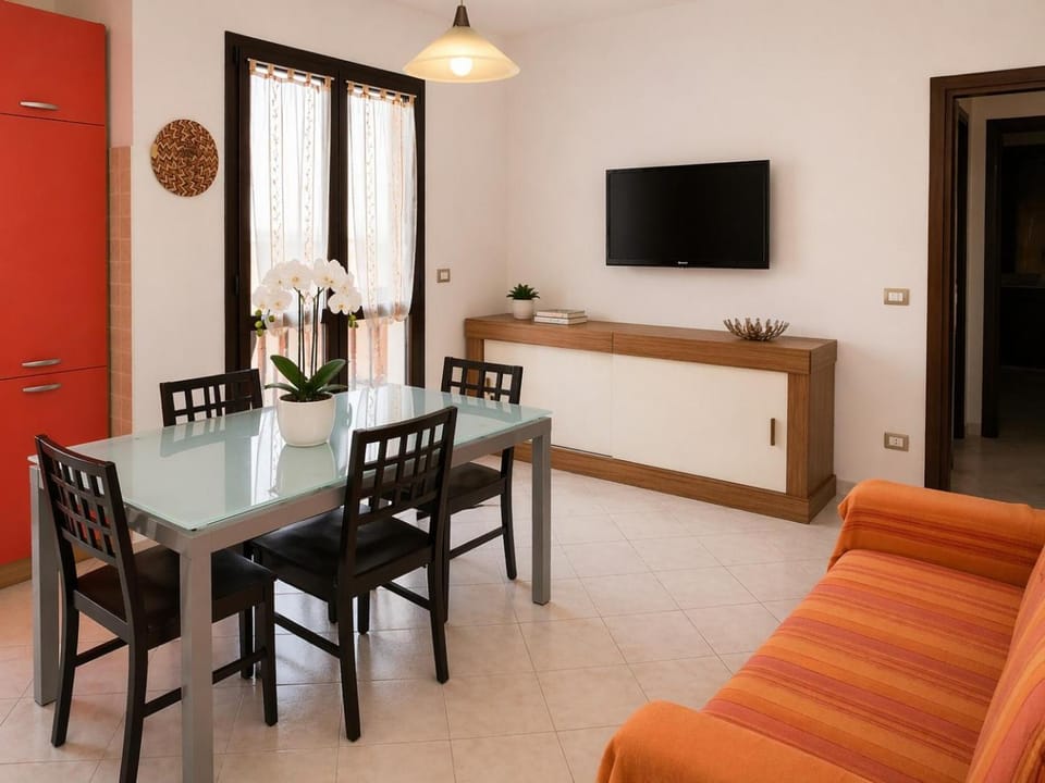 Communal lounge/ TV room, TV and multimedia, Living room, Seating area, Dining area
