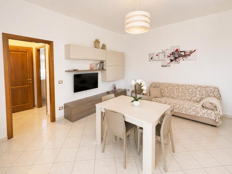 TV and multimedia, Kitchen or kitchenette, Living room, Seating area, Dining area