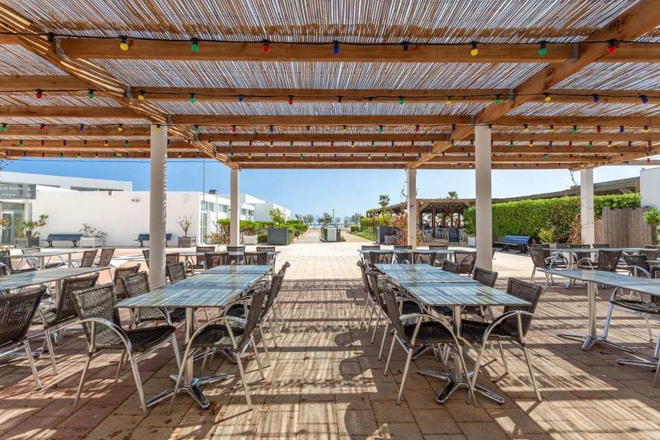 Property building, Patio, Restaurant/places to eat, Lounge or bar