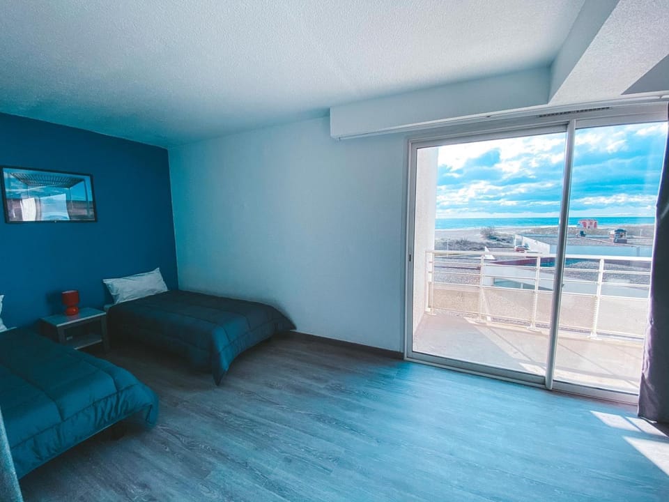 Bed, Living room, Photo of the whole room, Bedroom, Sea view