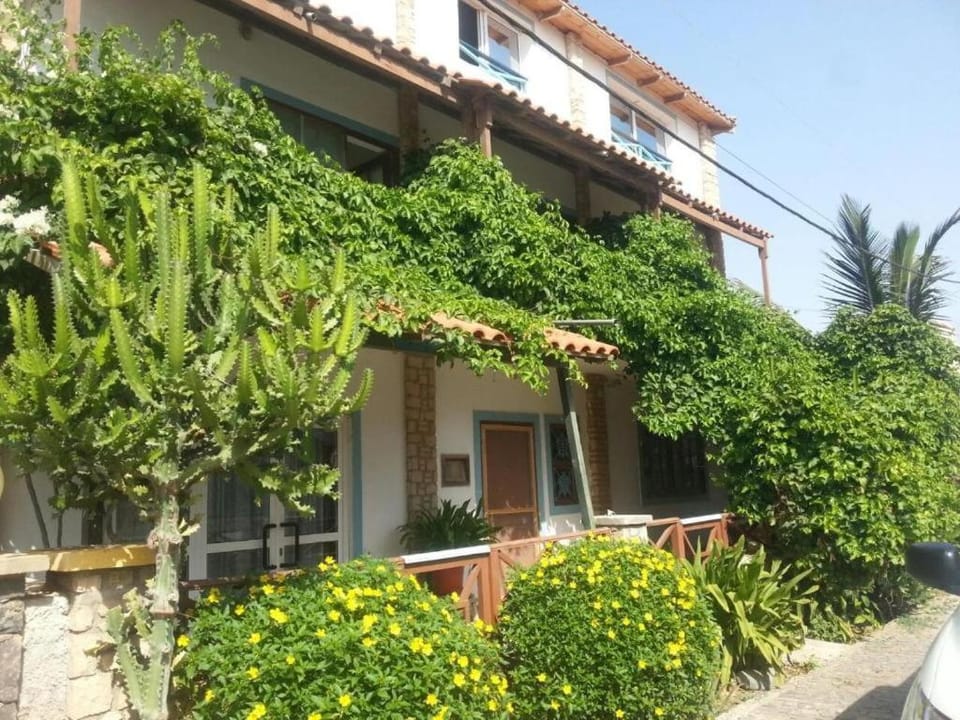 Pensão Alcinda Bettencourt 50 meters to the Beachfront Bed and Breakfast in Santa Maria