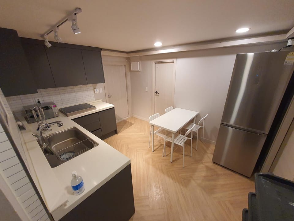 Kitchen or kitchenette, Dining area