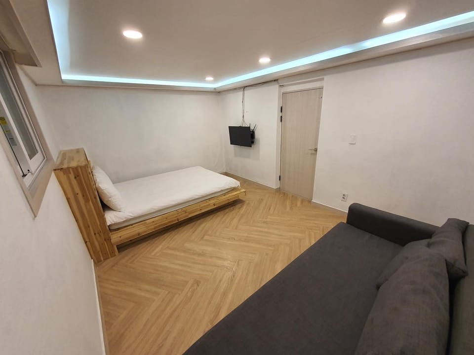 Bed, TV and multimedia, Bedroom