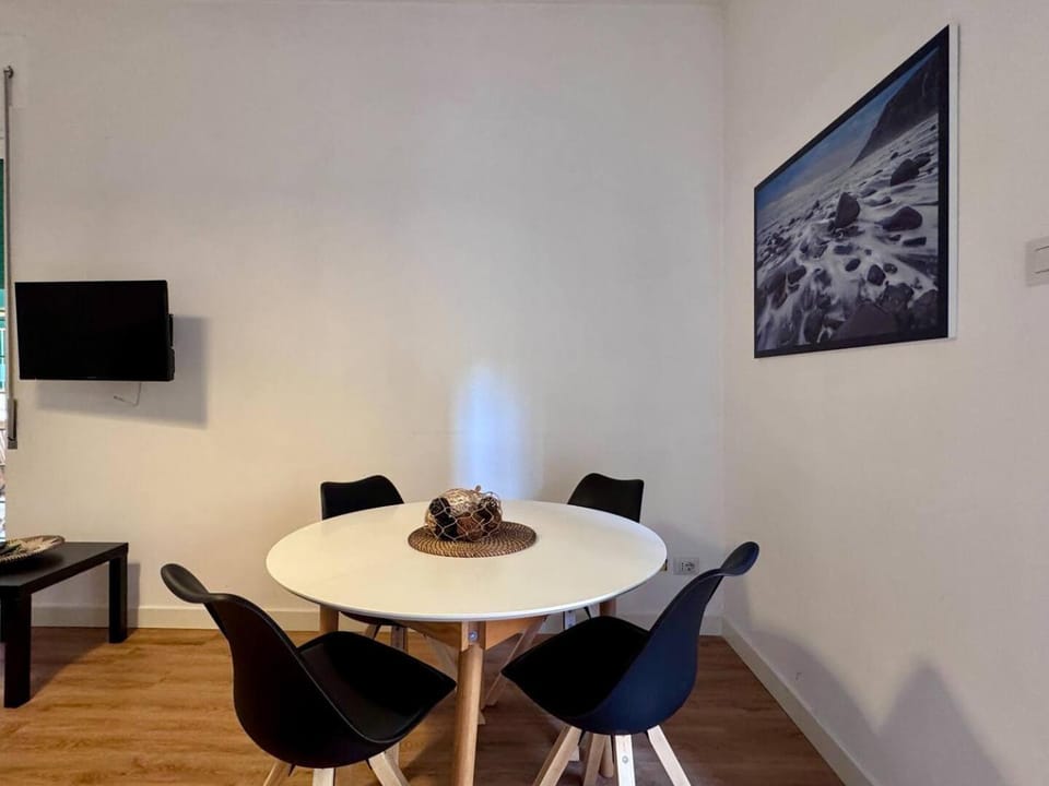 TV and multimedia, Living room, Seating area, Dining area
