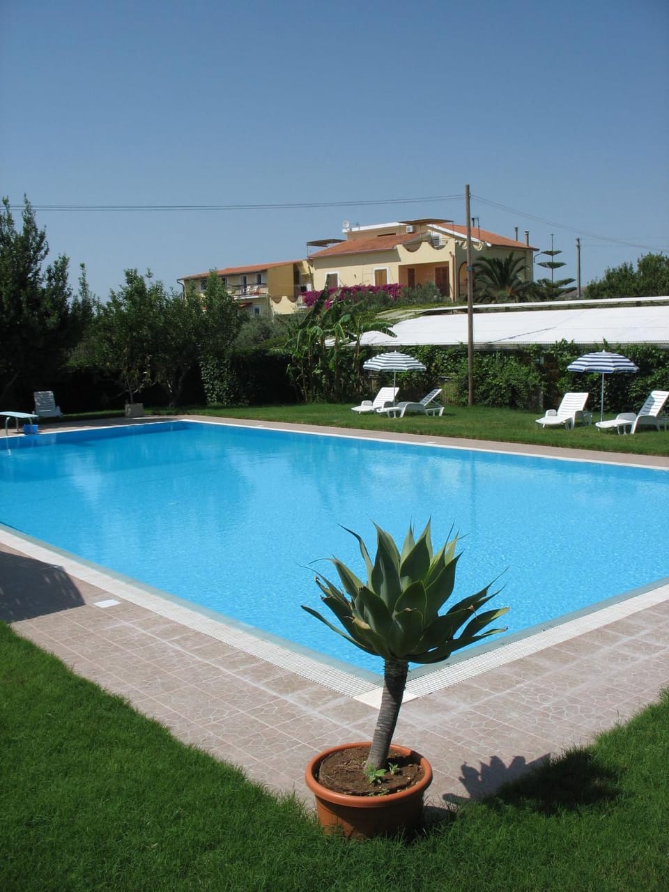 Day, Swimming pool