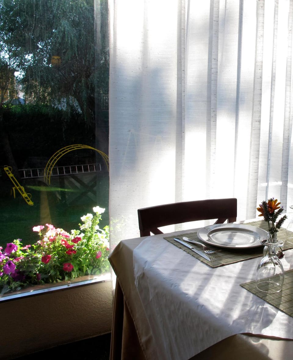 Day, Dining area, Garden view