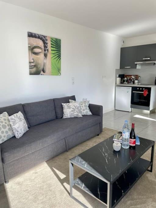Kitchen or kitchenette, Living room, Seating area, stove