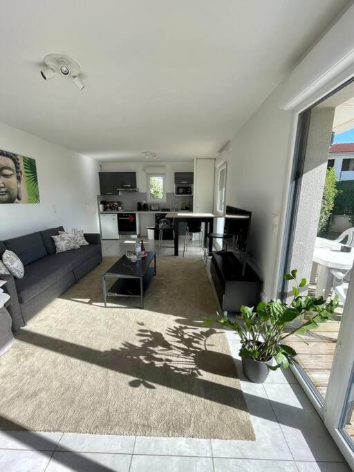 TV and multimedia, Living room, Seating area, Dining area