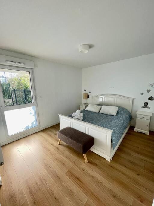 Photo of the whole room, Bedroom