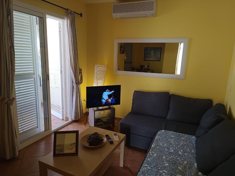 Communal lounge/ TV room, Living room, Seating area, air conditioner