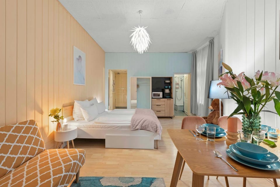 Bed, Photo of the whole room, Seating area, Dining area, Bedroom