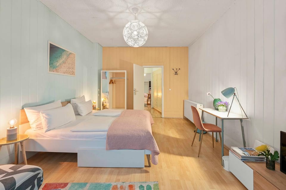 Bed, Living room, Photo of the whole room, Seating area, Bedroom