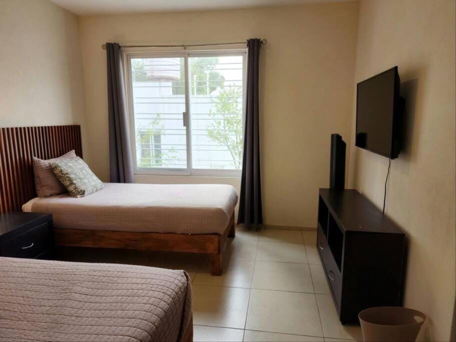 Casa para grupos grandes por el ITESO House in Tlaquepaque