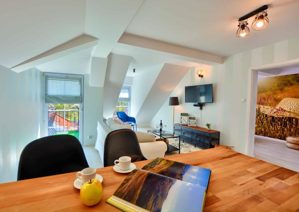 Coffee/tea facilities, Kitchen or kitchenette, Living room, Photo of the whole room, Decorative detail, Seating area, Dining area